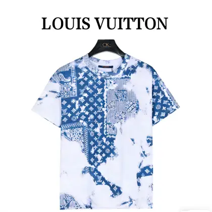 (支持放店) LouisVuitton/路易威登 腰果花系列短袖T恤 购买,对色定染面料、水浆扎染印花工艺,多维度测试对比色差问题,调测最终还原效果.巴素兰处理定染色,皂洗色牢高品质要求.成色饱和度高、成品色调处理还原到位;面料定织同缸定染的,无色差.超级喜欢这款扎染短袖,还有点类腰采用精密模具印花效果,高工艺定位在货,衣肩服缝链后接幅采内用包0.8cm捆条,特拉种捆机器边双锁链包线缝纯棉制定面料,当季重磅单品!